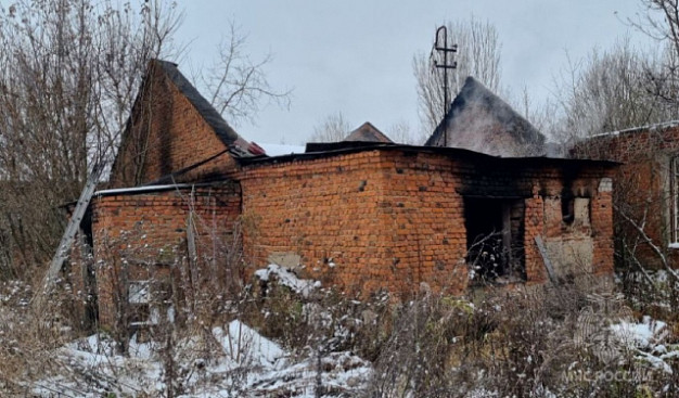 В ночном пожаре в поселке Савино сгорел бомж